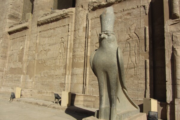Antike Statue des ägyptischen Gottes Horus